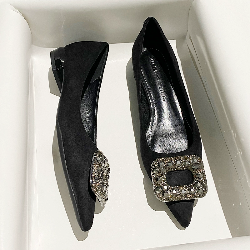 Черные заостренные замшевые туфли на каблуках женские весной и летом 2025 года новые французские стразы