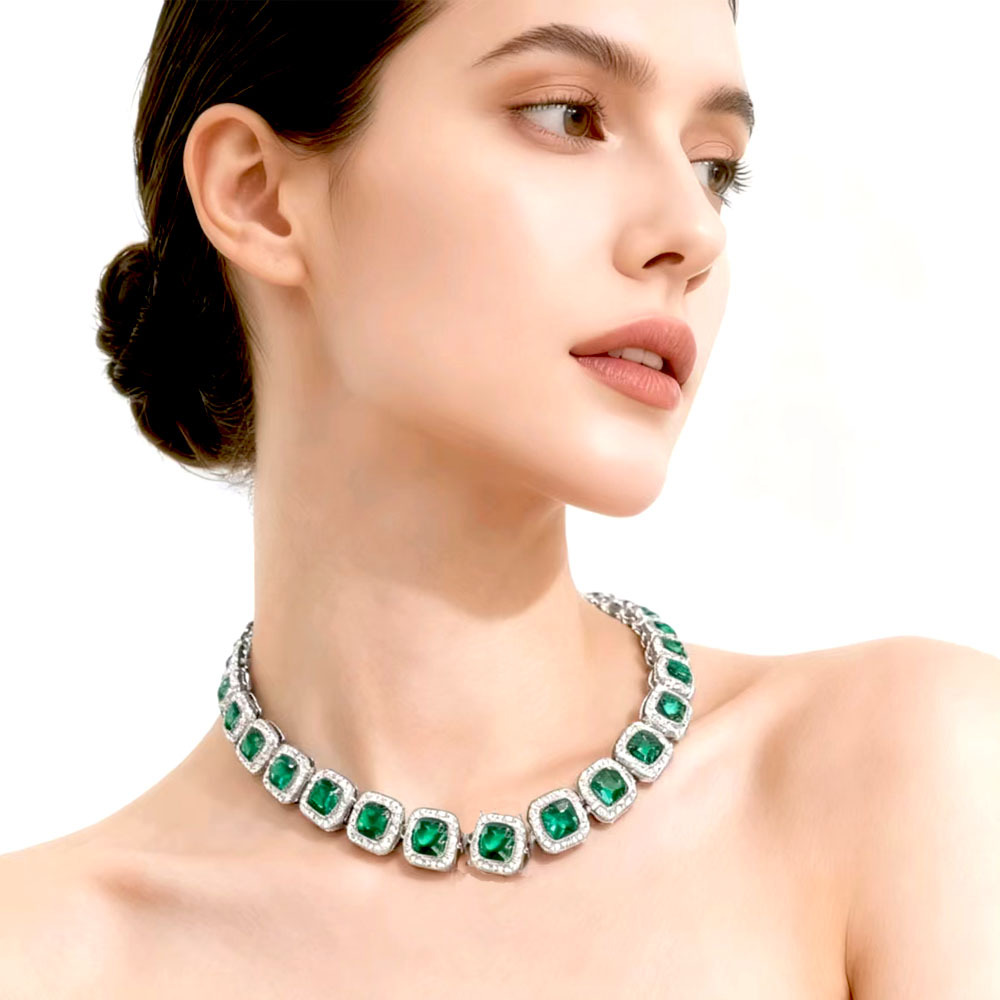 Collar unisex personalizado y elegante estilo motociclista con cubos de azúcar esmeralda, collar hip-hop con diamantes completos, joyería de alta gama para mujer.