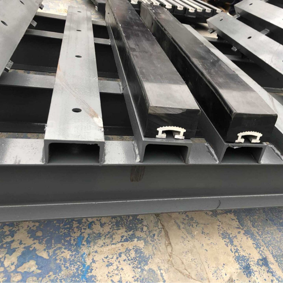 缓冲条厂家图片型号价格用途 高分子缓冲条 1400缓冲条