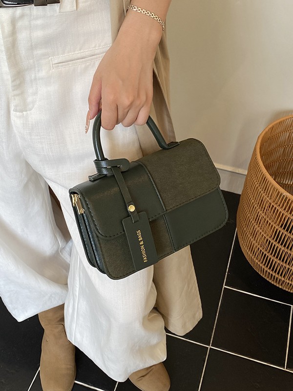Bolsos de mano de textura alta para mujeres 2025 nueva tendencia europea y americana cruzada retro empalme versátil mochila
