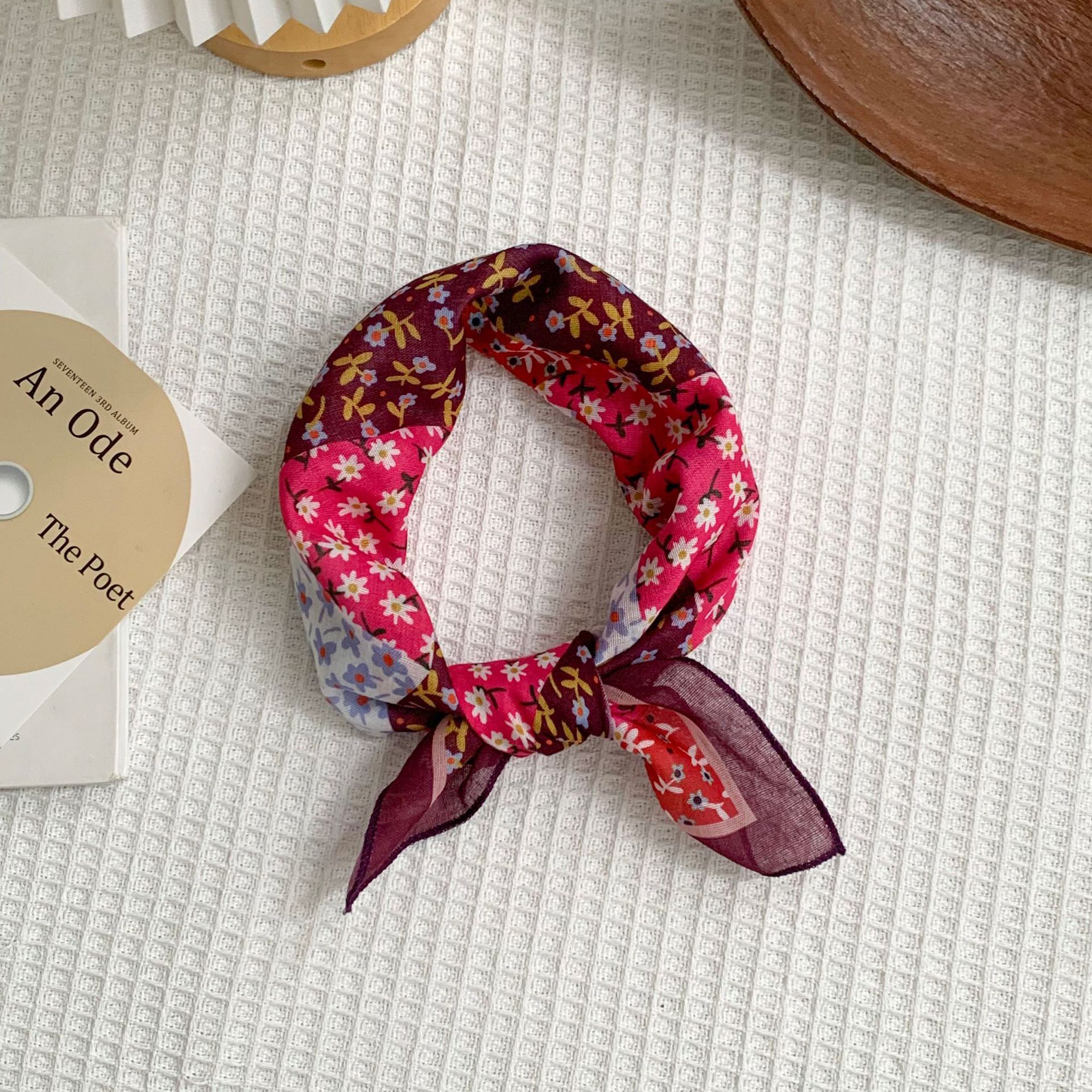 Pañuelo cuadrado floral de algodón y lino, pañuelo de seda, sensación de alta calidad, nuevo estilo de verano, bufanda de todo fósforo, chal, estilo delgado, pequeño turbante fresco, cinturón para el cabello