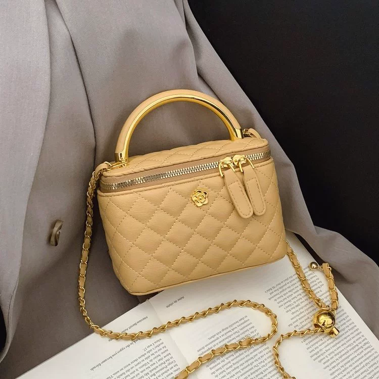 Retro Quilted Shoulder Bag, One-Shoulder Diamond Pattern, Top Handle & Chain Strap, 18.5×9.4 cm