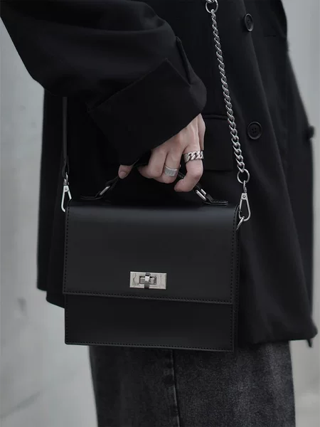 2025 Spring and Summer New Small Square Bag Metal Chain Niche Ins Crossbody Bag Black All-match Shoulder Bag Mobile Phone Bag