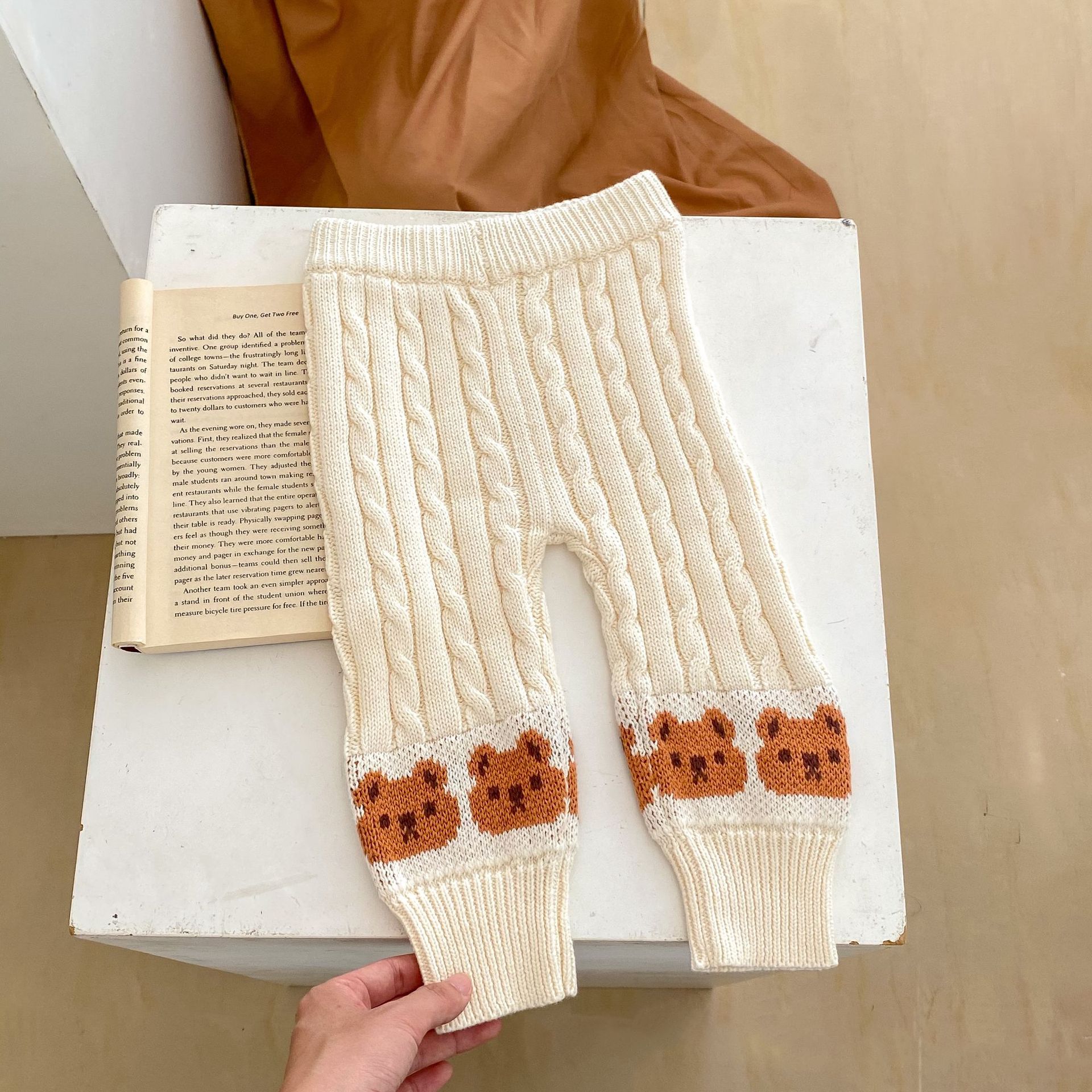 2024 Efterårssæt med striber til spædbørn og lille hættetrøje + lille bjørn i jacquardstrik og bukser (2 dele)_voghion.com