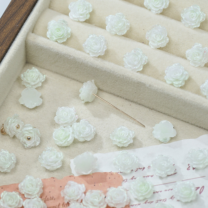 穴のない細いキラキラの柔らかいゴムの花の光はバラの花の片面の彫刻のdiyの手作りの数珠のネイルの携帯電話のケースの材料を変えます。