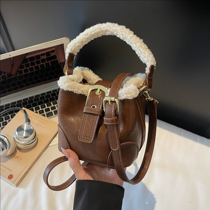 Cordero MINI bolso de cubo de mano retro bolso de peluche de color para mujeres 2025 invierno nuevo mochila de hombro