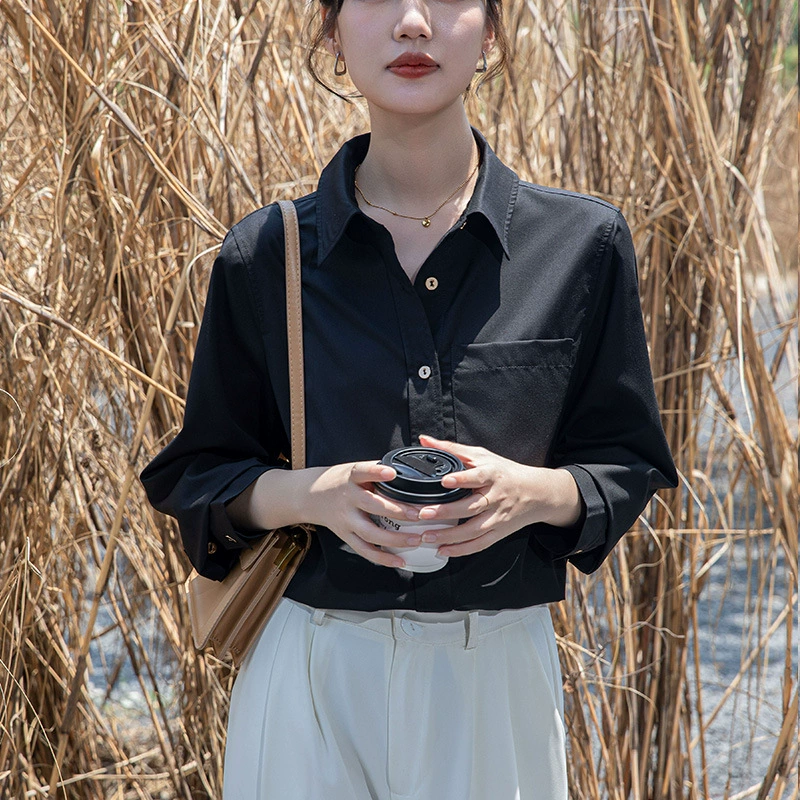 Реальный выстрел новой черной рубашки женщины весной 2025 года