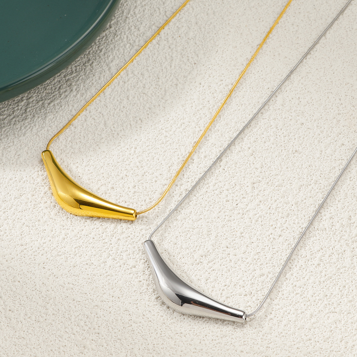 Collana a gomito triangolare con personalità popolare, tendenza di nicchia, catena per clavicola, versatile, catena per maglioni da donna_voghion.com