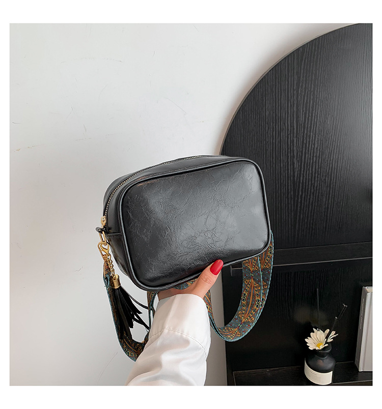 Bolso suave retro 2024, diseño flange, piel de aceite, correa ancha, pequeño bolso de mujer