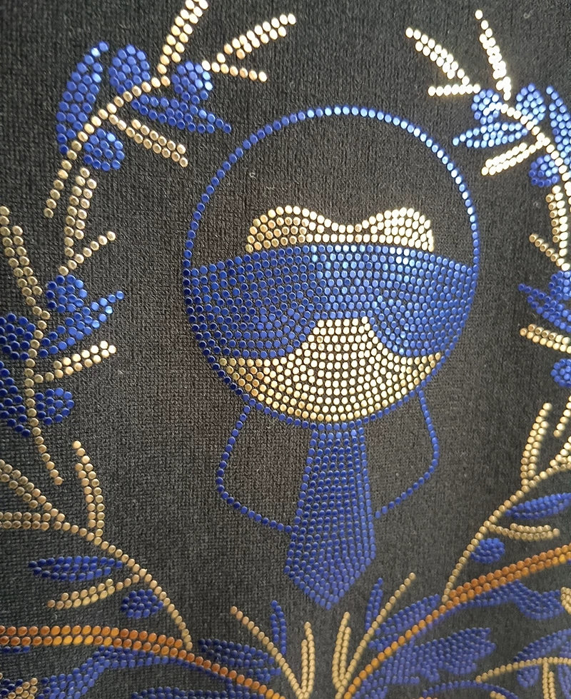 Одежда, обувь, головные уборы, аксессуары, монтаж, горячее тиснение, дизайн горячих бриллиантов, лазерная наборка, обработка горячих бриллиантов и индивидуальное изготовление.