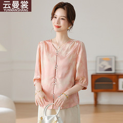 2025新型のお母さんの夏服の中で袖のtシャツの洋気vネックのシフォンのシャツの中で年配の女性はゆったりしていてやせている気質の上着を現します。