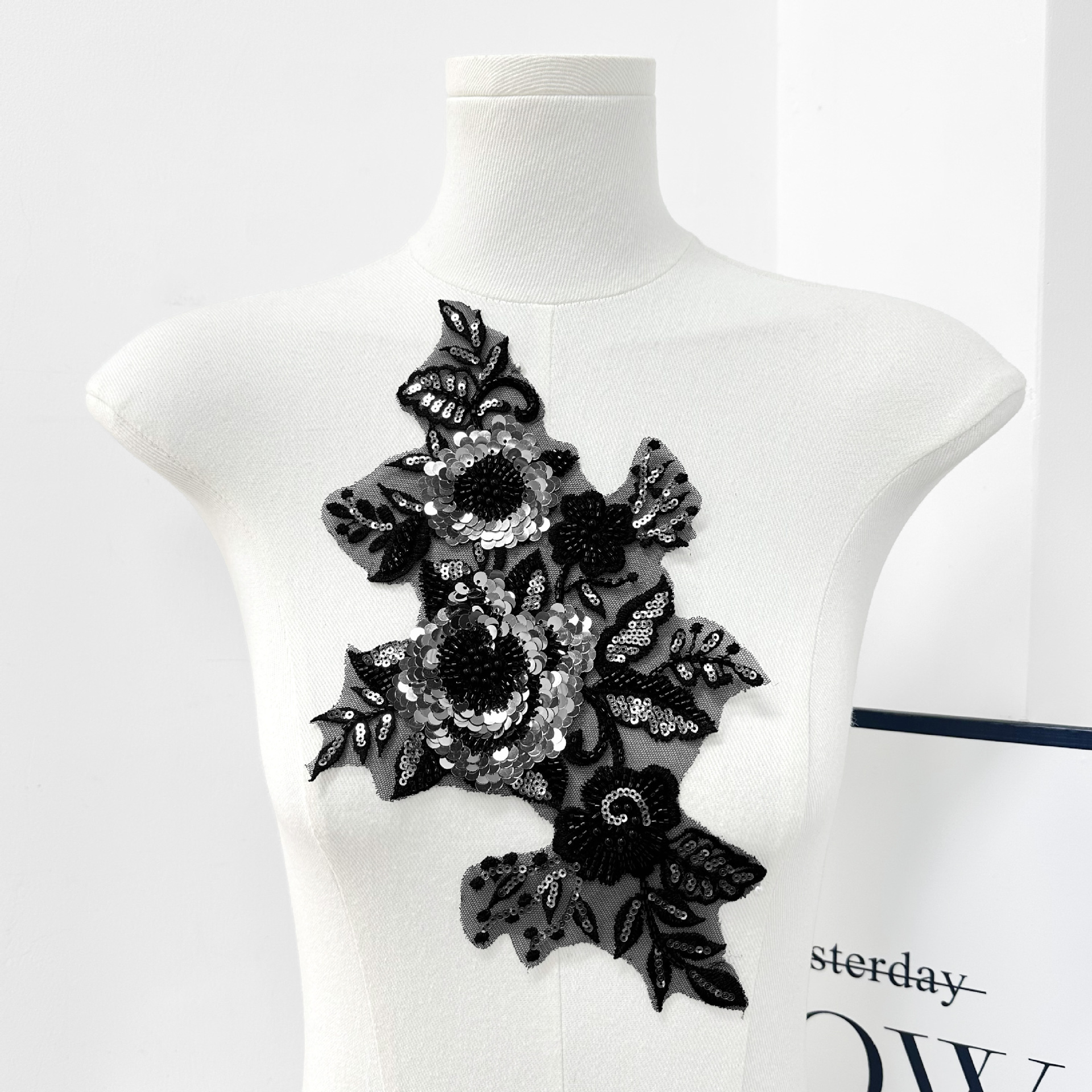 2025 bordado de encaje blanco parches de diamante de color negro flores hechas a mano ropa de escenario turbante accesorios decoración