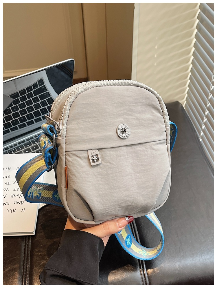 Bolso de nylon de moda para mujeres 2026 nuevo bolso de verano casual simple bolso de viaje ligero bolso de mujer