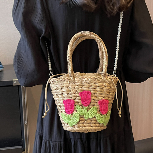 This year, niche-design straw woven bags are trending—'s latest women's bag collection features a chic Korean-style crossbody bag and a stylish hand-held bucket tote.
