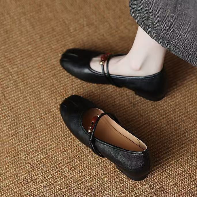 Zapatos franceses retrógrados superficiales para mujeres primavera y verano de 2026 nuevos zapatos de estilo cuadrado de moda versátil aumentando la altura interior de los zapatos marizhen