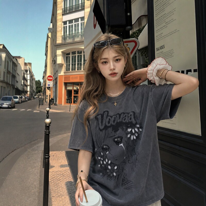 American retro gray washed distressed character and floral print rhinestone short-sleeve T-shirt for women, loose fit with dropped shoulders American retro gray washed distressed character and floral print rhinestone short-sleeve T-shirt for women, loose fit with dropped shoulders