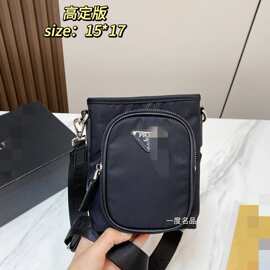 P拉达尼龙防水料配皮手机包单肩斜挎包时尚休闲包2ZH155图片实拍