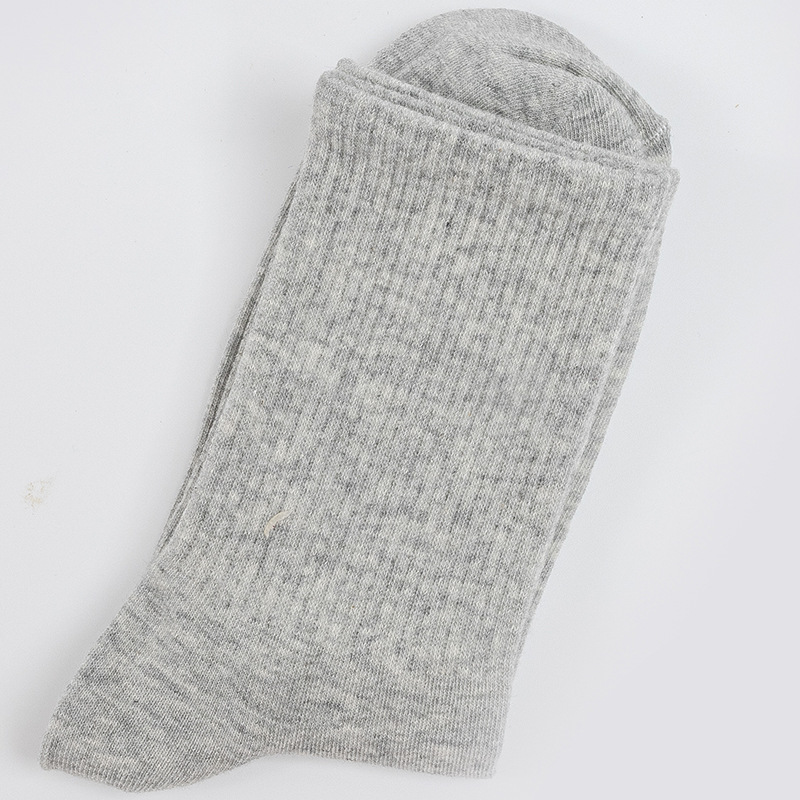 Calcetines de mujer para primavera y otoño, calcetines de algodón de color liso, versátiles y a la moda, calcetines holgados, calcetines de longitud media, calcetines deportivos que absorben el sudor, venta al por mayor.