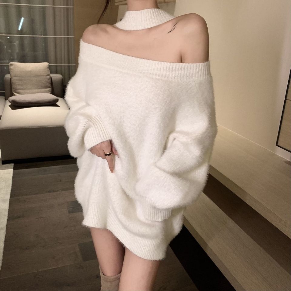 露肩性感炸街毛衣女秋冬2025新款法式时尚设计感挂脖针织连衣裙