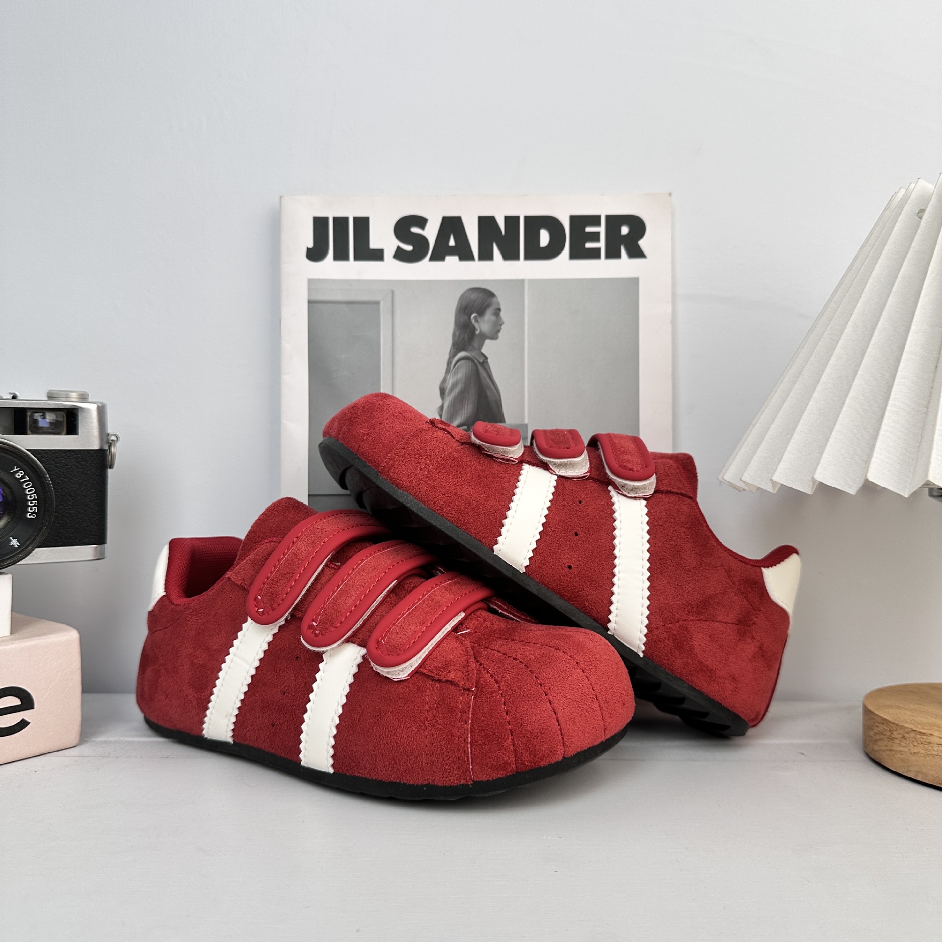 Zapatos de entrenamiento para mujeres 2025 nuevos velcro coreanos aumentan la altura de los zapatos deportivos casuales.