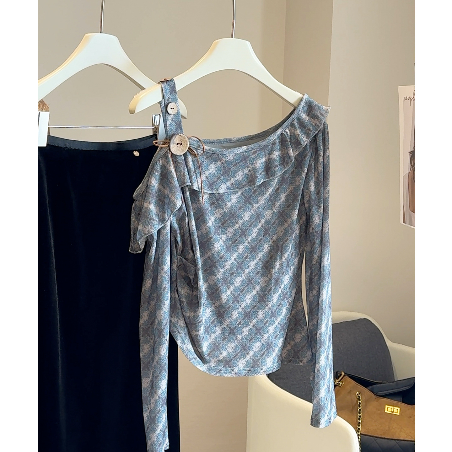 设计感小心机斜肩修身格子长袖t恤女早秋新款一字肩内搭小衫上衣