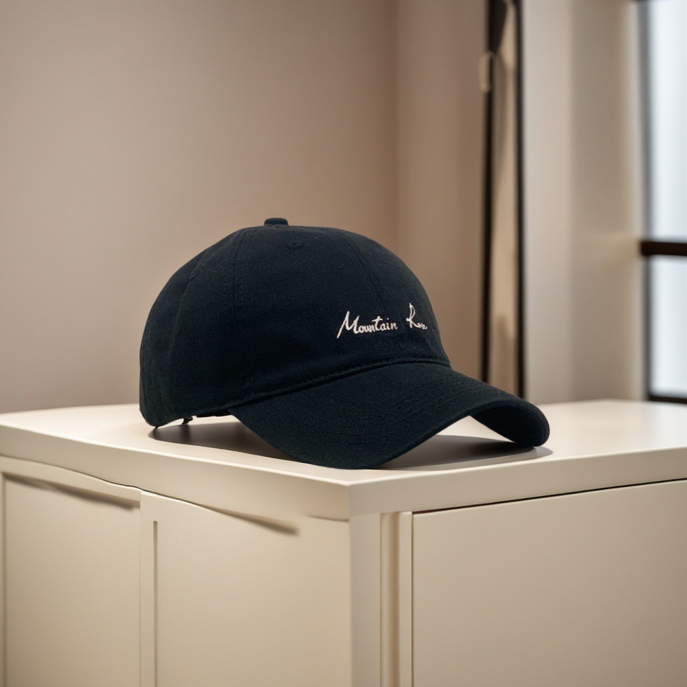 Sombrero de béisbol de estilo japonés original minimalista para hombres y mujeres ociosos con una cabeza grande para mostrar la cara con una gorra de lengua de pato protectora contra el sol.