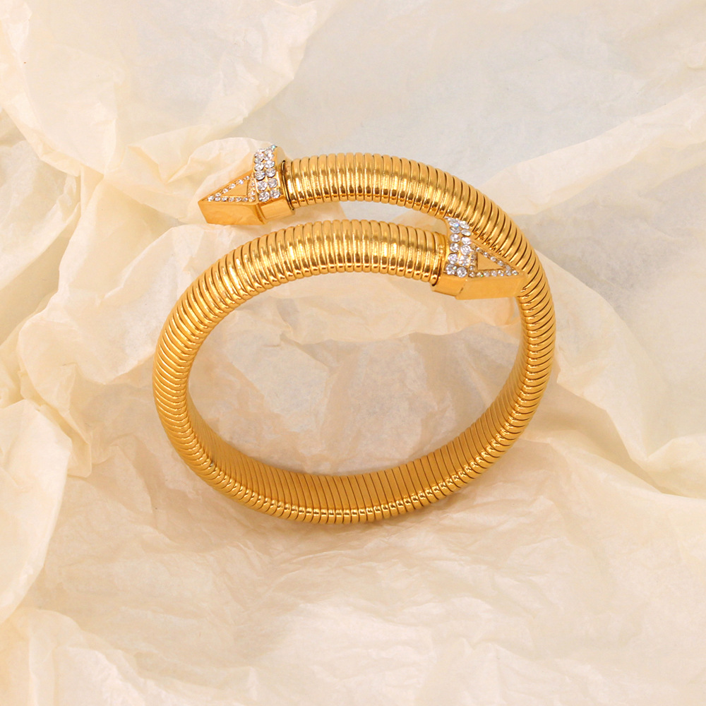 Moda de acero inoxidable 18k chapado en oro europeo y americano nicho pulsera personalizada triángulo de dos cabezas zircon pulsera abierta para las mujeres