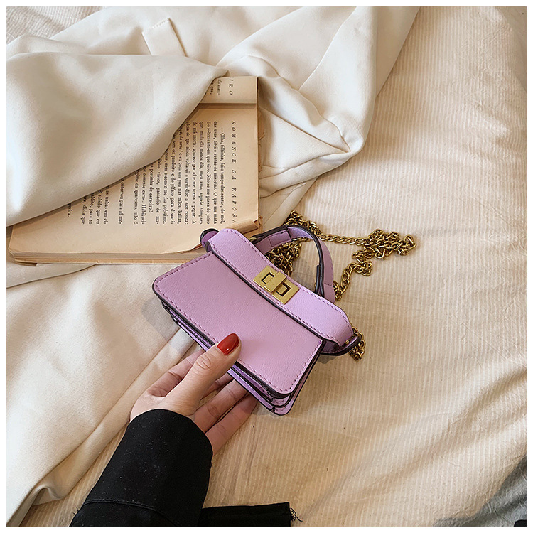 Nuovo stile di sfilata di celebrità di Internet di nicchia Stile di celebrità Stesso stile Borsa per rossetto con catena diagonale a mano con lucchetto a doppia faccia_voghion.com
