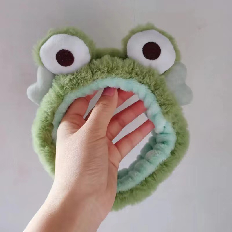 Otoño y invierno lindos bandas de cabello de ranas para mujeres máscaras faciales para lavar la cara dibujos animados de peluche bandejas de cabello extrañas tarjetas de cabello al por mayor
