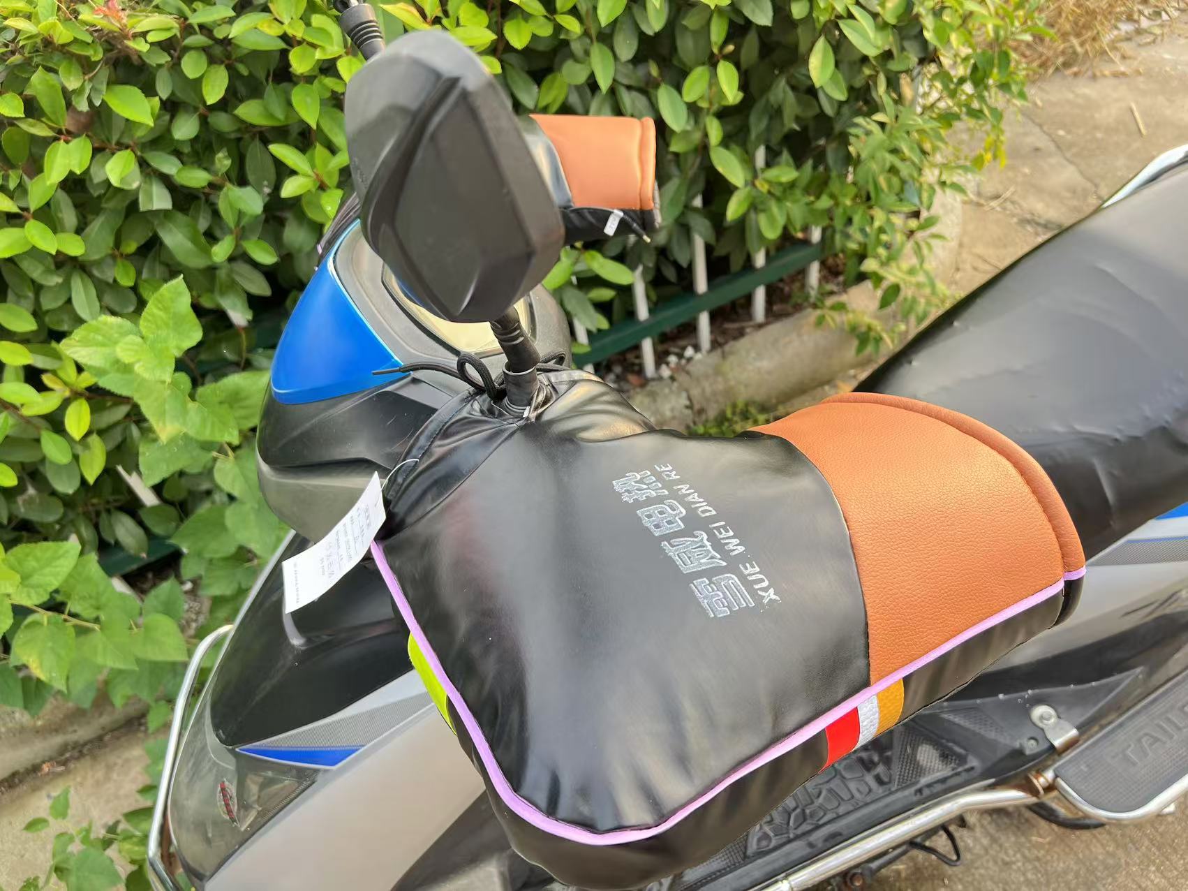 Universal electric heated handlebar covers for electric scooters and mopeds, winter electric heated handgrip covers 48V 60V 72V