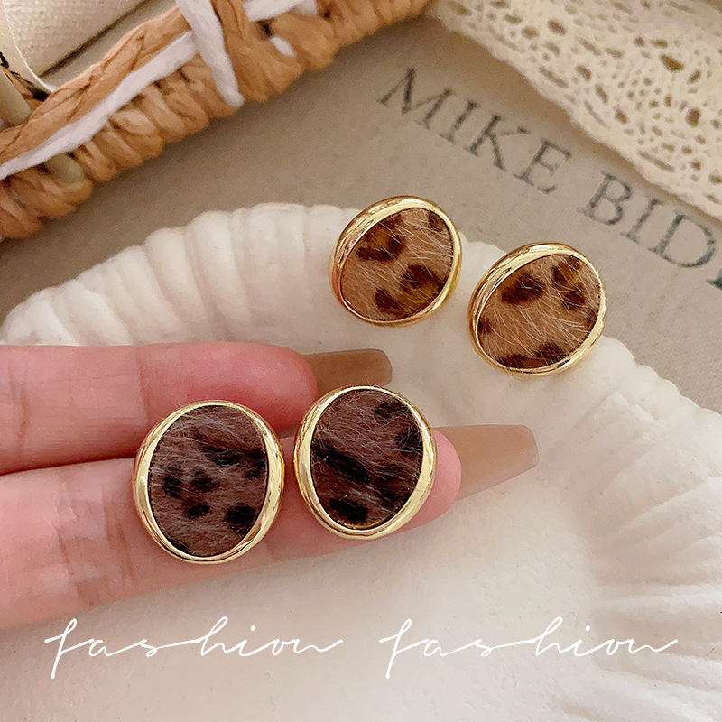 Orecchini vintage con stampa leopardata floccata, orecchini a perno unici e di tendenza per donne, design di nicchia, orecchini autunno inverno con un_voghion.com