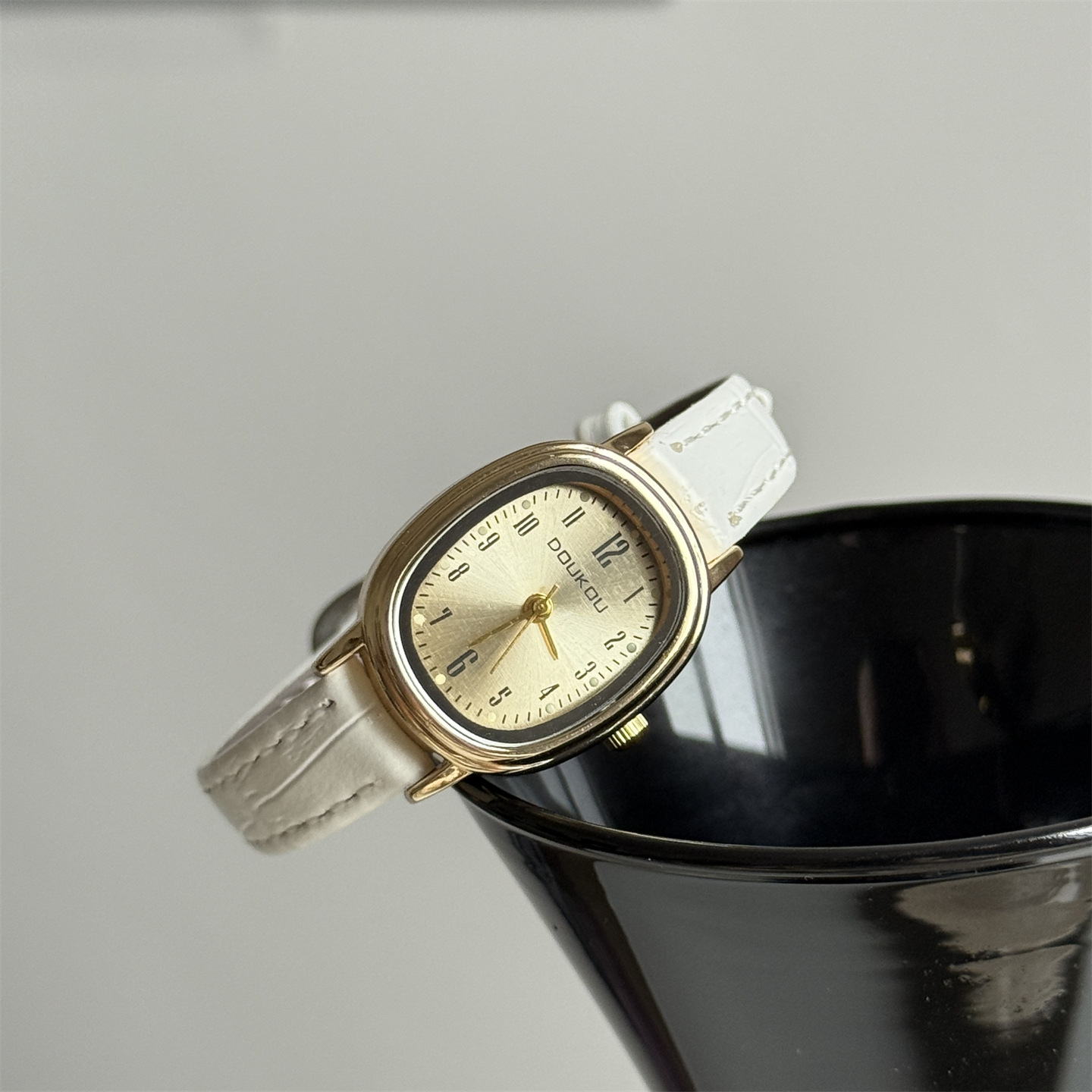 Cross-Border Live Supply Niche High-Value Ins-Style Oval Retro Watch for Women, Artistic, Exquisite, Casual, Thin Strap