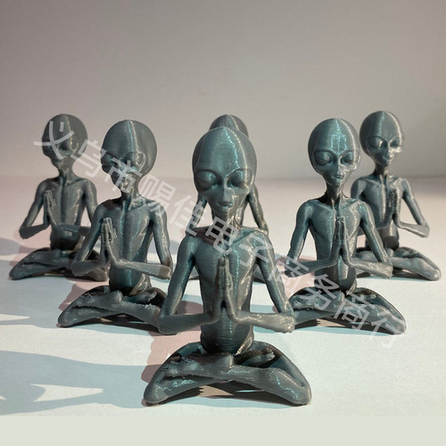 Meditating alien resin ornament UFO indoor outdoor decoration meditating alien garden figurine