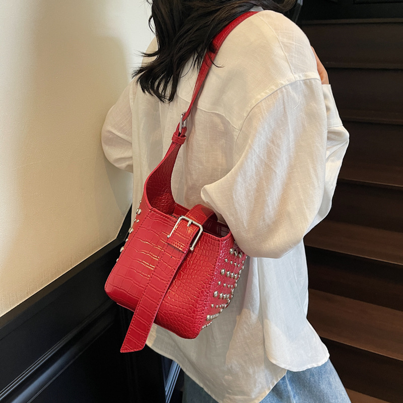 Bolso de cubo de todo fósforo transfronterizo bolso de viaje con diseño de remaches 2025 nuevo bolso de hombro de alta gama bolso de mensajero de color sólido mujer