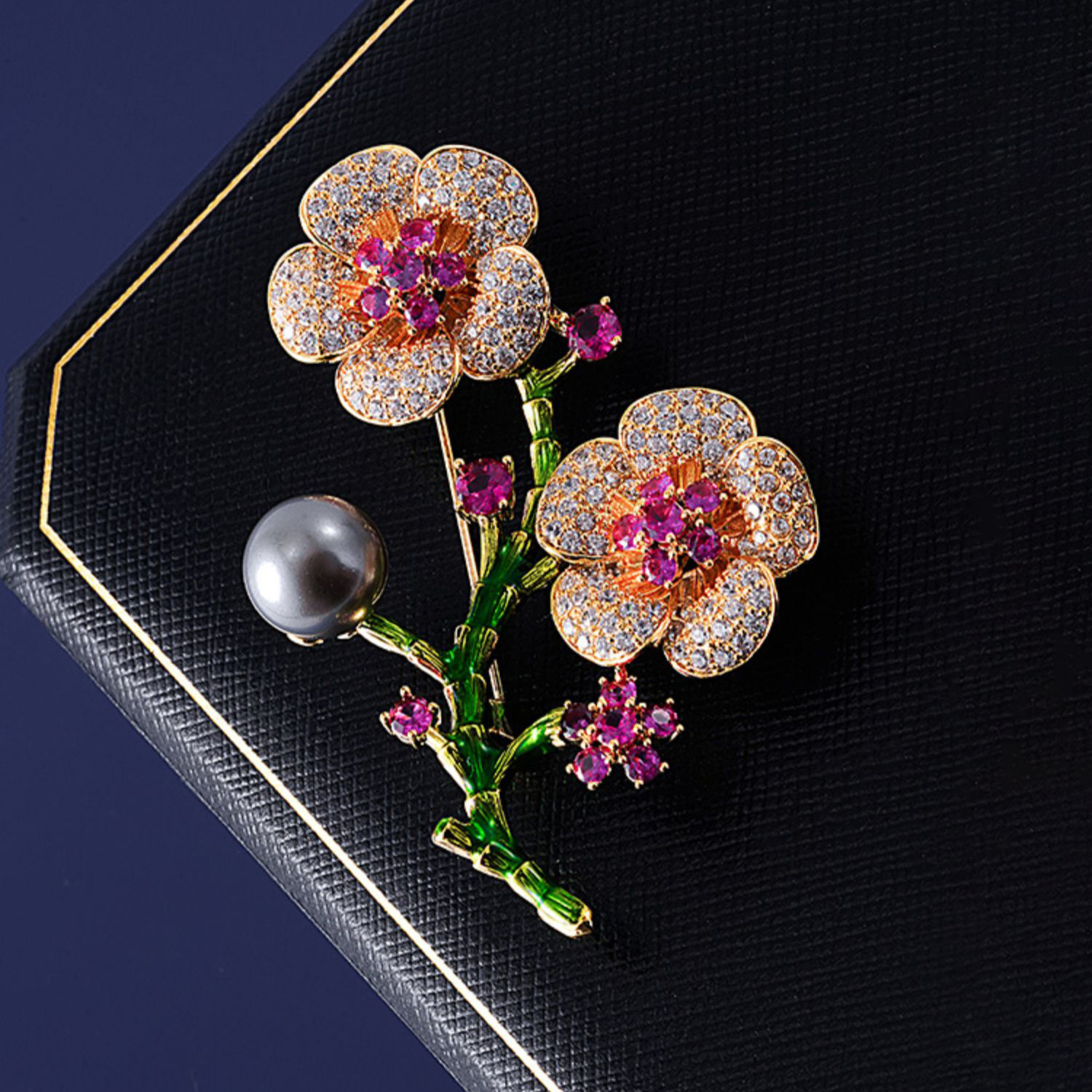 Spilla gioiello perla fiore di pesco, elegante spilla floreale_voghion.com