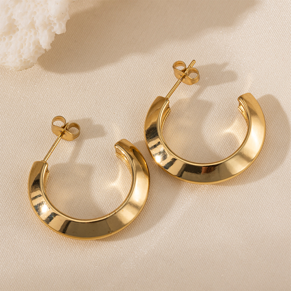 TENA europa y americana pendientes de acero inoxidable lujoso ligero de alto nivel sensación de anillo redondo abertura de contraste de color de acero de titanio pendientes de acero para mujeres no se desvanecen pendientes