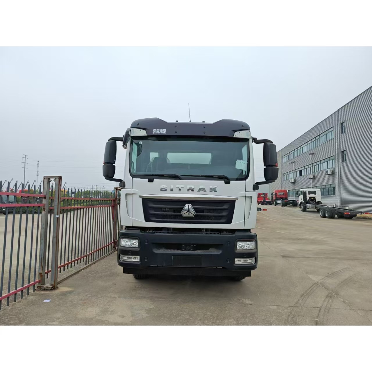 Sinotruk Powder and Granular Material Transport Truck, Bulk Cement Light Dust Fly Ash Transfer Tank Truck, Powder Tank Truck Export