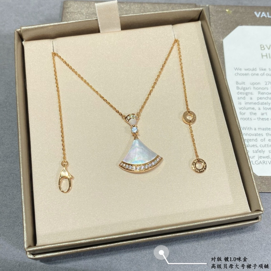 Rose gold white mother-of-pearl double row of diamonds