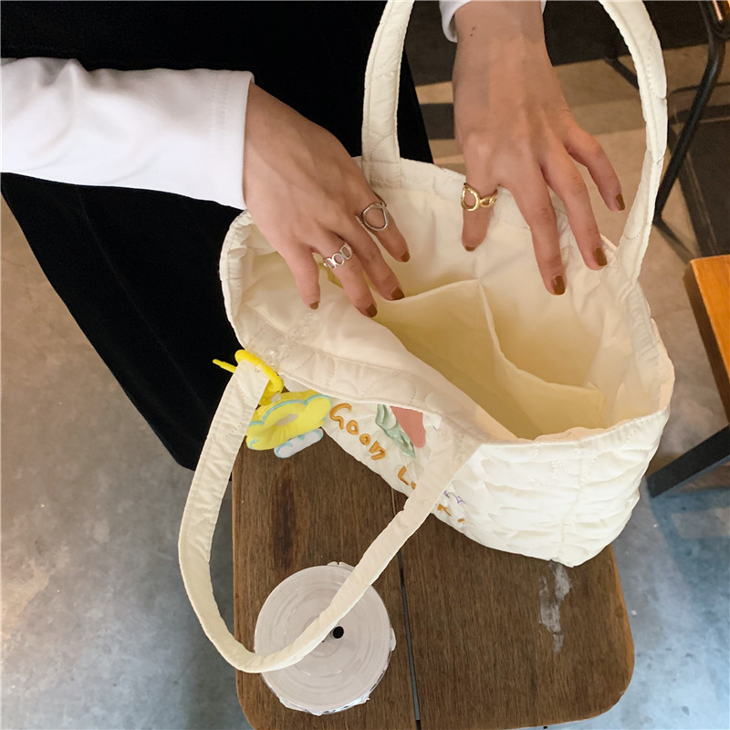112291 Fresh and delicate quilted embroidered tote bag, a canvas bag for female students' classes, a simple and artistic shopping bag undefined
