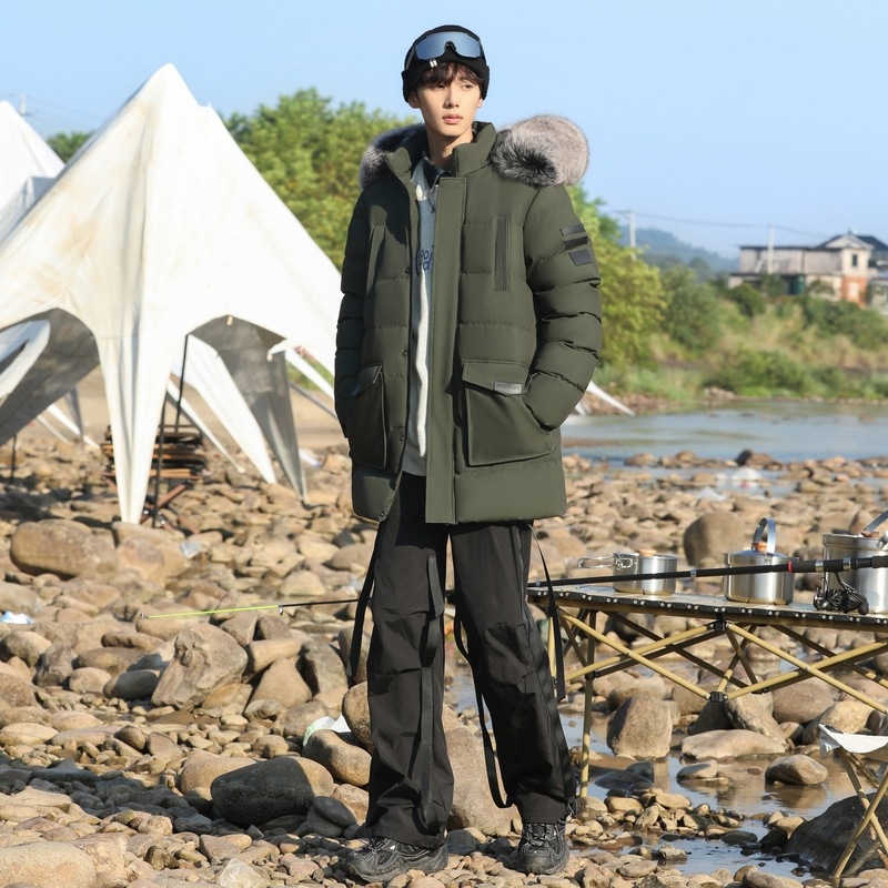 Große, mit Baumwolle gefütterte Jacke für Herren mit abnehmbarer Kapuze und großem Pelzkragen._voghion.com