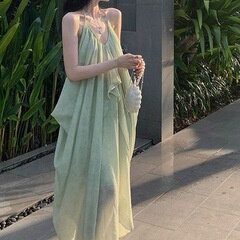 Vネックの首のサスペンダーのワンピースの女性2025夏のファッションの新型のロングスカートの海辺の休暇の露背の長いスカート