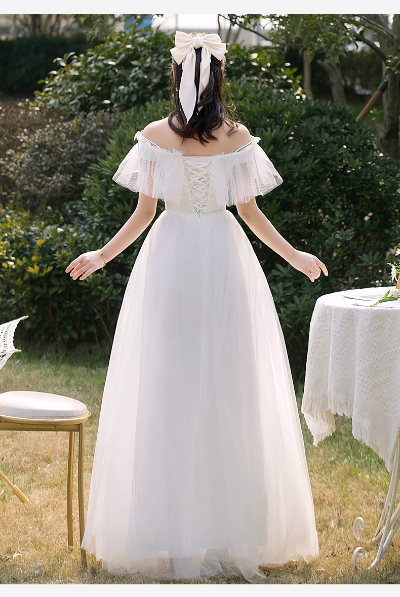 Witte off-shoulder trouwjurk voor een bosbruiloft_voghion.com