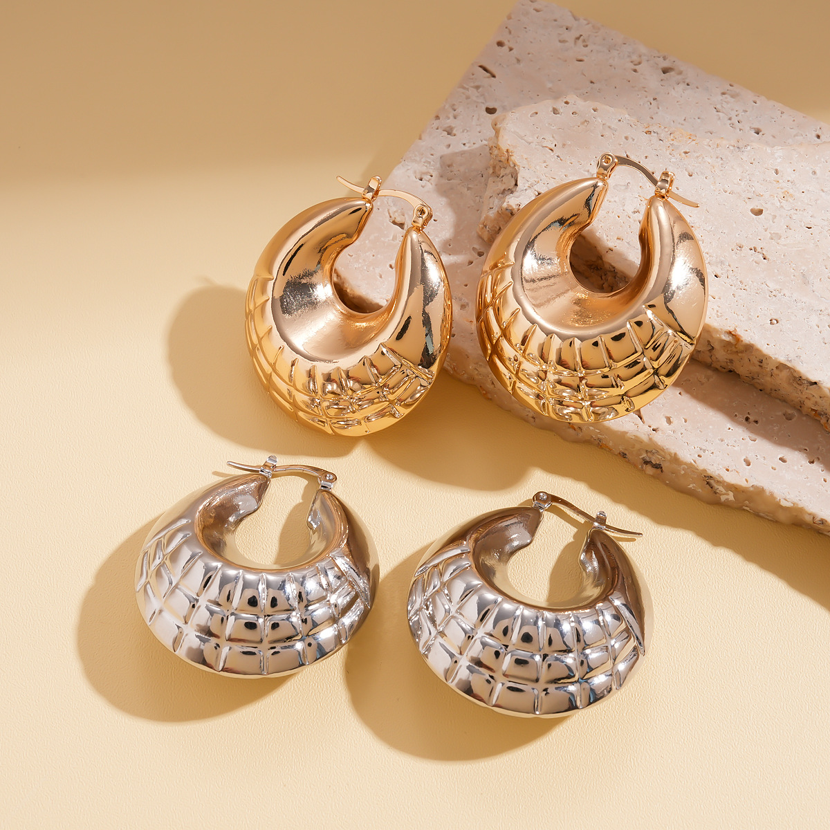 Europa y los Estados Unidos retro metal geometría hueco pernos de orejas redondos de patrón de moda personalidad simple nicho de alta calidad pendientes