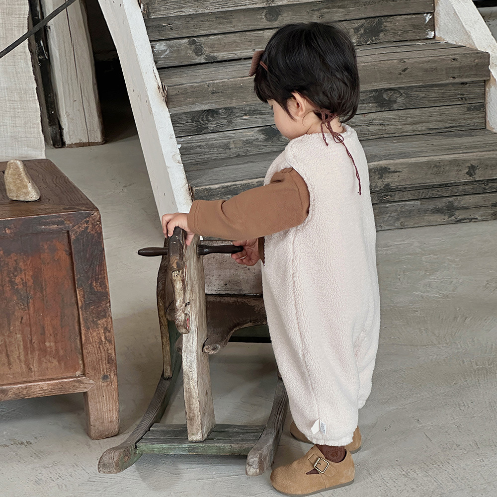 Traje de ropa para niños para bebés coreanos 2024 otoño e invierno nuevo producto traje de escalada de terciopelo de trigo dorado mono de dos piezas para bebés masculinos