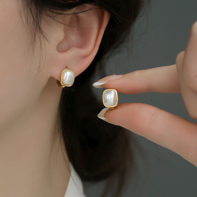 Square golden earrings pearl