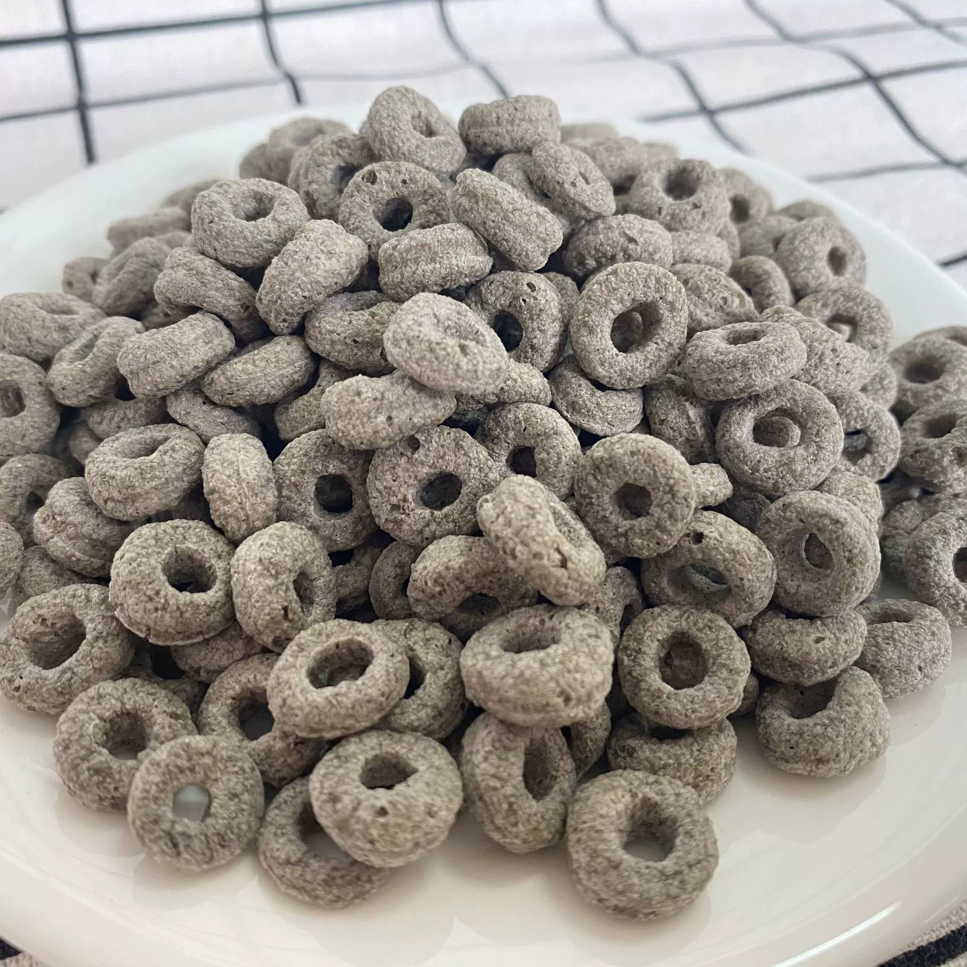 Черная кунжутная кольца готовый к употреблению легкий питательный завтрак настой молока смешанный с йогуртом сытость настоянные напитки офисные закуски