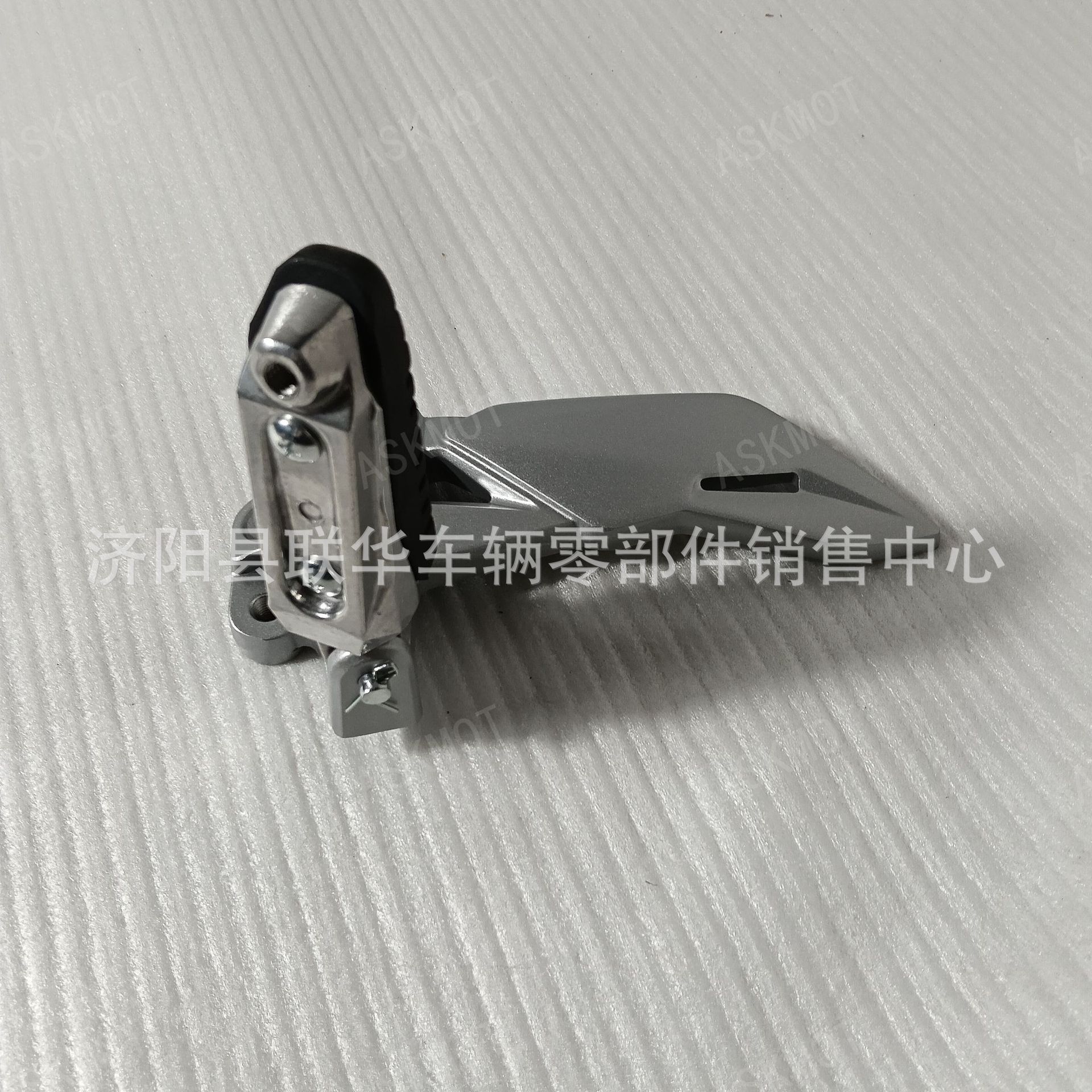 Suitable for Suzuki Gixxer 150 Motorcycle Front and Rear Left and Right Footrests, Foot Pedals, Complete Set of Accessories
