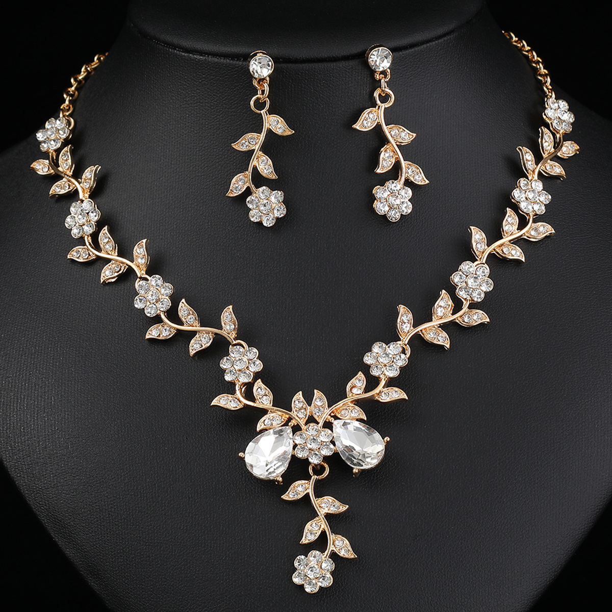 欧米のジュエリーネックレスのイヤリングセットの高級感三点セットの花嫁のウェディングドレスのアクセサリー