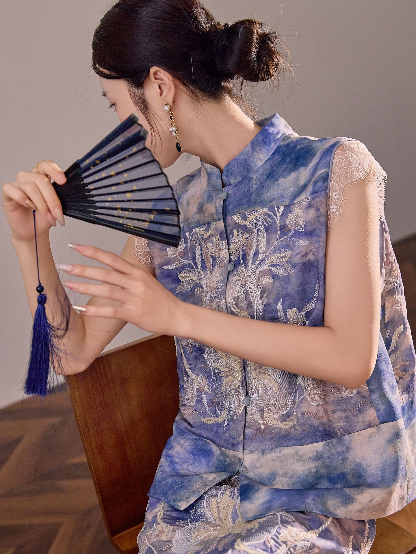 Bộ vest chân váy cổ đứng thêu họa tiết nặng cao cấp mùa hè ZX N6005 — áo vest màu vàng, váy màu vàng, váy xanh