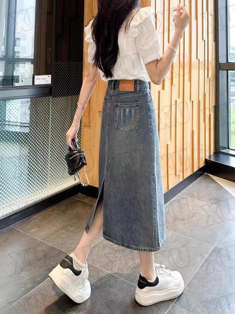 Chân váy denim nữ xẻ tà sau dáng dài vừa phối màu xanh cổ điển — 845 Soho thêu (xanh cổ điển) chi tiết 3